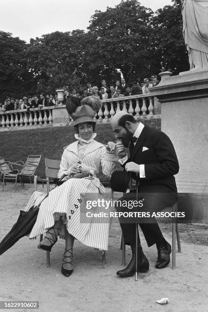 Danielle Darrieux et Charles Denner dans le jardin du Luxembourg lors du tournage du film 'Landru', le 14 juin 1962, à Paris.