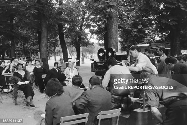 Charles Denner et Michèle Morgan dans le jardin du Luxembourg lors du tournage du film 'Landru', le 14 juin 1962, à Paris.