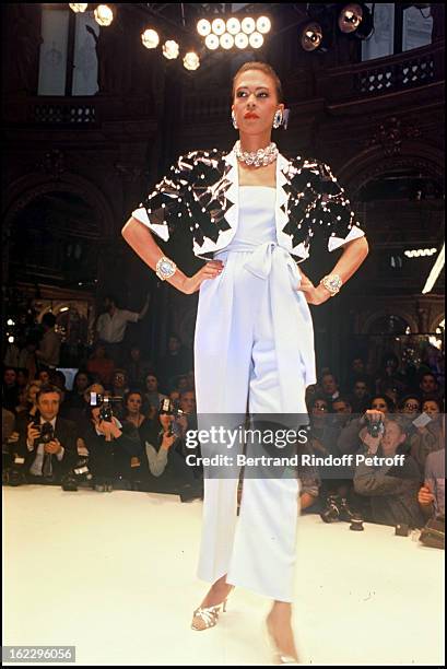 Hubert De Givenchy 1986 Spring/Summer ready-to-wear collection fashion show, Paris .