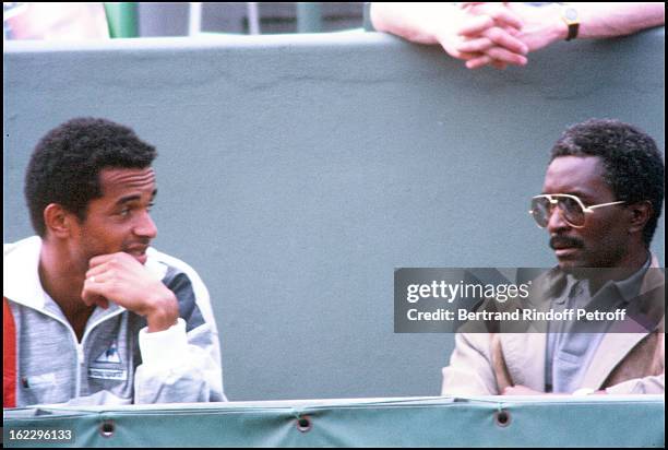 Yannick Noah and his father Zacharie on the Roland Garros terraces in 1985.