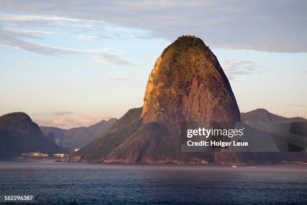 pao de acucar (sugar loaf) mountain - zuckerhutberg von rio stock-fotos und bilder
