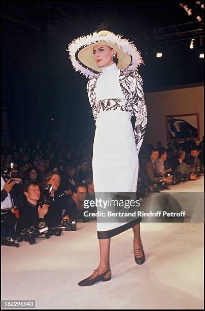 Ines de la Fressange at Chanel 1987 Spring/Summer Collection Fashion Show.
