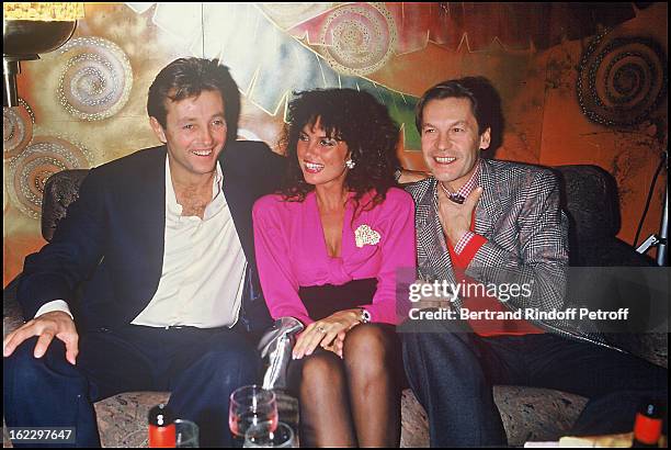 Christopher Mitchum , Caroline Munro and Helmut Berger at Regine's for the outing of Les Predateurs De La Nuit in 1987 .