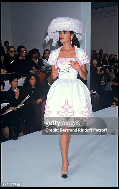 Chanel 1988 Spring/Summer Ready-To-Wear Fashion Show, Paris.