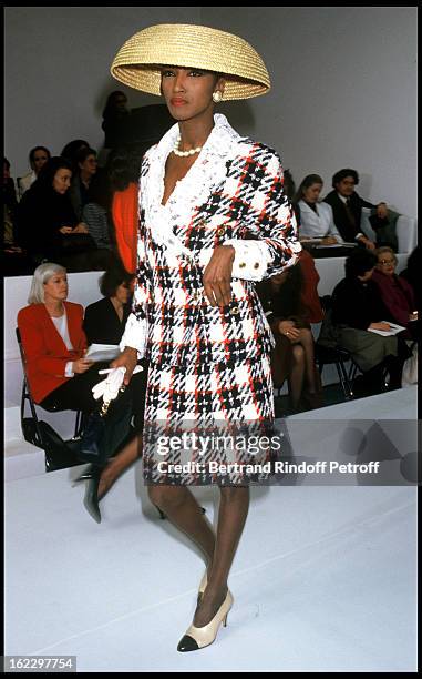 Iman - Chanel 1988 Spring/Summer Ready-To-Wear Fashion Show.