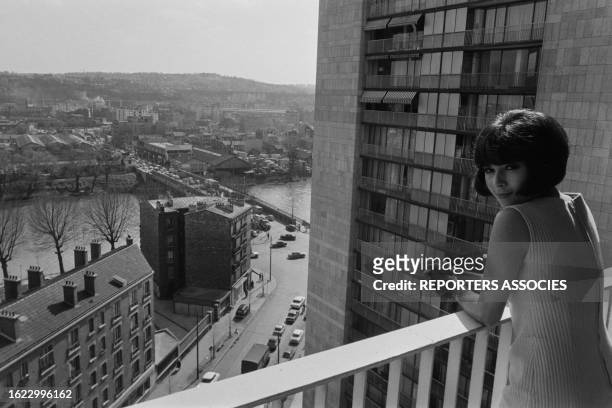 Portrait de Dany Carrel au balcon de son appartement, en avril 1966.