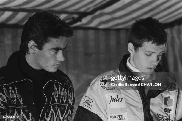 Paul Belmondo soutenu par Anthony Delon lors d'une course sur le circuit de Nogaro, le 4 avril 1983.