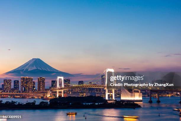 tokyo skyline of odaiba at night, japan. - odaiba tokyo stockfoto's en -beelden