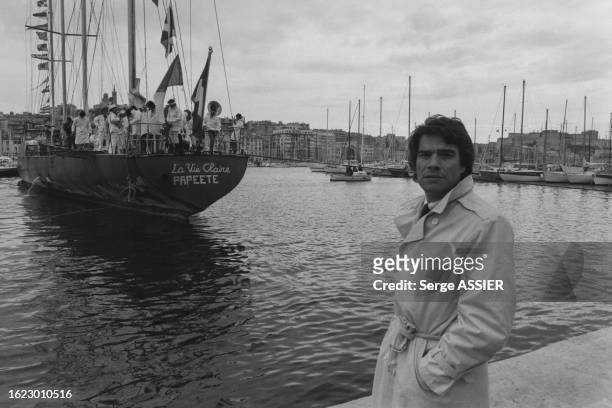 Bernard Tapie dans le port de Marseille pour l'arrivée du voilier ' La Vie Claire', le 2 avril 1983.