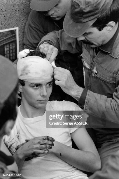 Secouriste prenant en charge un blessé lors de la manifestation des étudiants en médecine à Marseille, le 2 mai 1983.