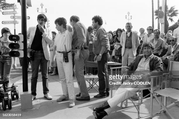 Francis Veber devant l'hôtel 'Negresco' de Cannes pour le tournage du film 'Les Compères', en mai 1983.