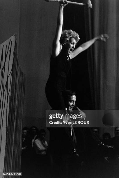 Nicole Croisille et Jean Yanne lors de l'émission de télévision 'La Joie de vivre', en février 1970.