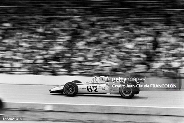 Le pilote automobile Sammy Sessions conduisant sa voiture de course Vollstedt/Ford sur le circuit de Motor Speedway lors des 500 Miles...
