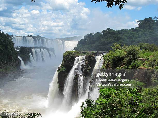 the falls - iguazu falls - iguacufälle stock-fotos und bilder