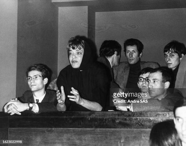 Simone Signoret assistant à la conférence de soutien à Henri Langlois, le 5 mars 1968, à Paris