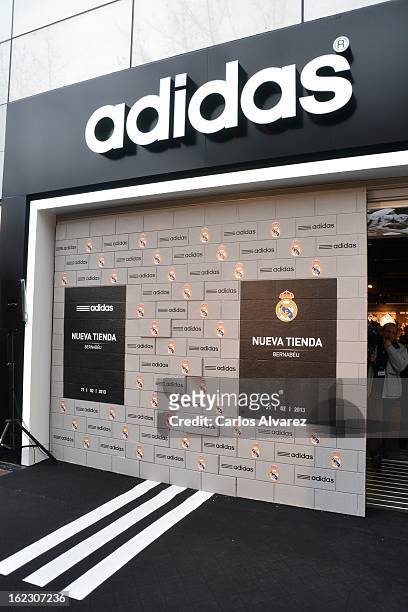 Falsificación Leer Crudo 89 Adidas Store Re Opening At Santiago Bernabeu Stadium Photos and Premium  High Res Pictures - Getty Images
