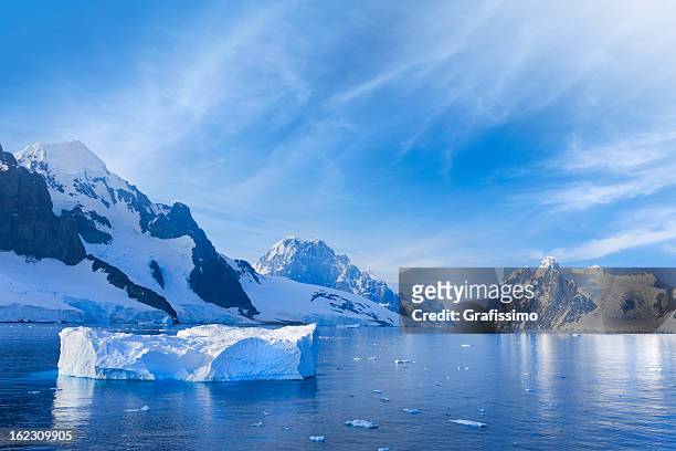 antarktis lemaire channel snowy mountain - antarktis stock-fotos und bilder
