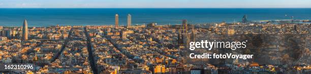 barcelona super al atardecer paisaje de panorama landmark mediterránea de españa - vial fotografías e imágenes de stock