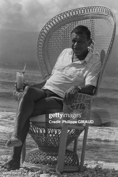 Henri Salvador sur la plage en Guadeloupe, en janvier 1985.