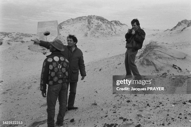 Mehdi Charef et Costa-Gavras sur le tournage du film 'Le Thé au harem d'Archimède', en mars 1985.