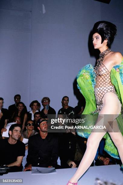 Helena Christensen défile pour la collection Thierry Mugler, Prêt-à-Porter, collection printemps-été 91 à Paris en octobre 1990.