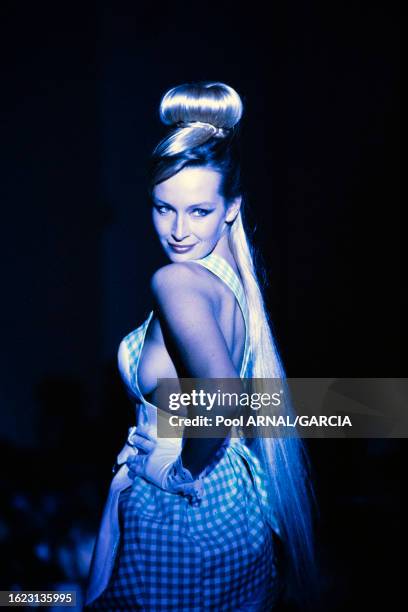 Estelle Hallyday défile pour la collection Thierry Mugler, Prêt-à-Porter, collection printemps-été 91 à Paris en octobre 1990.