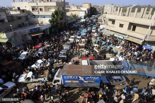 Palestinian cars and pedestrians queue to cross from and into Egypt at the border point of Rafah between the Gaza Strip and Egypt, 24 January 2008....