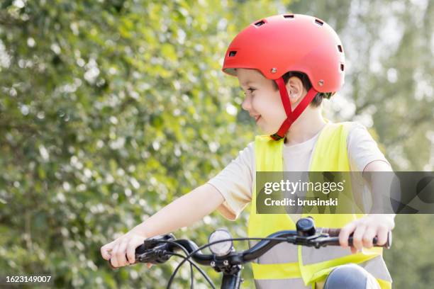 6-jähriger junge im park auf einer fahrradtour - fahrradlenker stock-fotos und bilder
