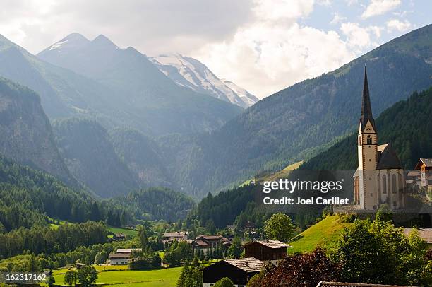 österreichische landschaft mit kirche in heiligenblut - kärnten stock-fotos und bilder