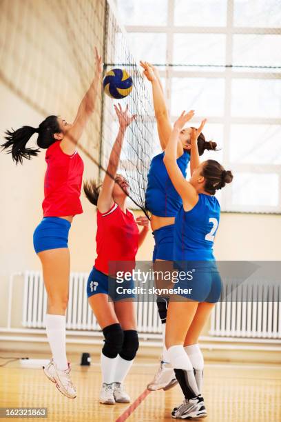 weibliche high-school-volleyball-teams in aktion. - volleyball stock-fotos und bilder