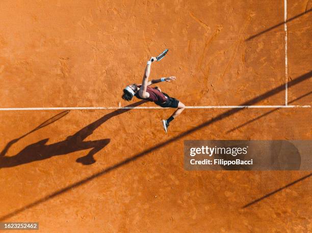 vista aérea de un jugador de tenis durante un partido - atuendo de tenis fotografías e imágenes de stock