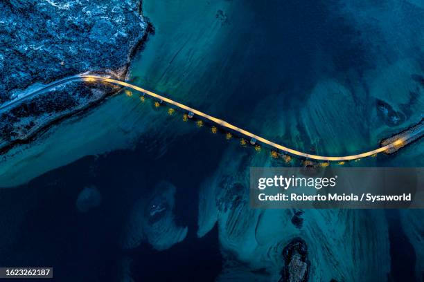 bridge over the icy sea at dusk, overhead view - hora azul crepúsculo fotografías e imágenes de stock