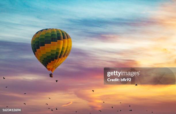 impresionante vista de la mañana y globos en capadocia despegando al amanecer. - globo-aerostático fotografías e imágenes de stock