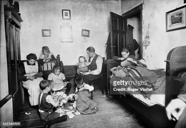Poor family during the economic crisis, under the Weimar Republic, Berlin , circa 1920-1925.