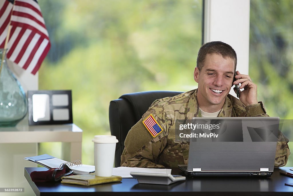 Soldado americano em seu escritório