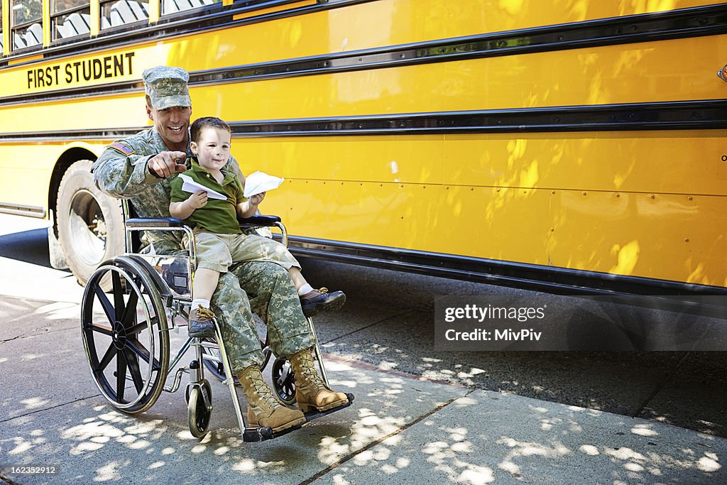 Veterano de guerra y niño para silla de ruedas
