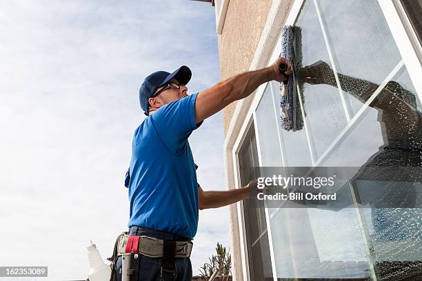 fensterreinigung - gebäude stock-fotos und bilder