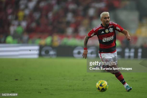 Giorgian De Arrascaeta of Flamengo runs with the ball during Copa do Brasil 2023 match between Flamengo and Gremio at Maracana Stadium on August 16,...