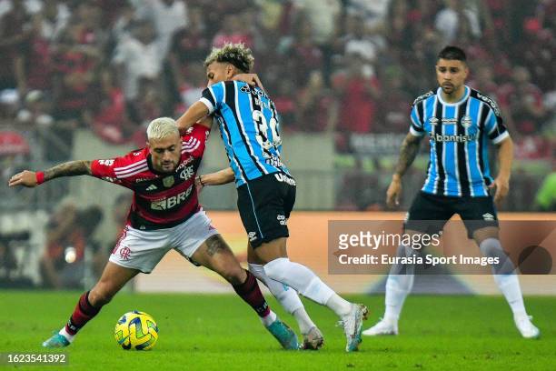 Giorgian De Arrascaeta do Flamengo plays against João Paulo Bitello of Gremio during Copa do Brasil 2023 match between Flamengo and Gremio at...