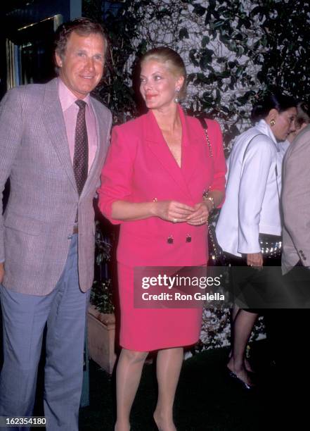 Actor Wayne Rogers and wife Amy Hirsh on March 17, 1990 dine at Jimmy's Restaurant in Beverly Hills, California.