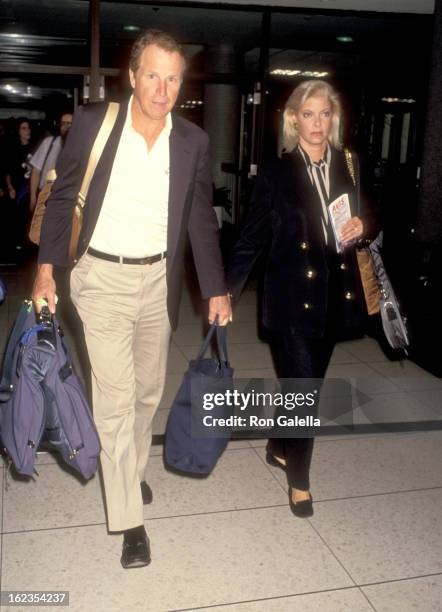 Actor Wayne Rogers and wife Amy Hirsh on September 12, 1993 arrive at the Los Angeles International Airport in Los Angeles, California.