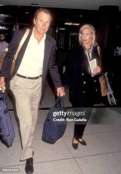 Actor Wayne Rogers and wife Amy Hirsh on September 12, 1993 arrive at the Los Angeles International Airport in Los Angeles, California.