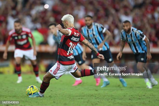 Giorgian De Arrascaeta of Flamengo attempts a free kick for score his goal during Copa do Brasil 2023 match between Flamengo and Gremio at Maracana...