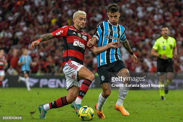 Giorgian De Arrascaeta of Flamengo dribbles Aldemir Ferreira of Gremio during Copa do Brasil 2023 match between Flamengo and Gremio at Maracana...