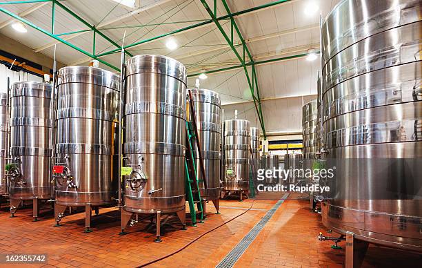 floresta de fermentação tanques a modern estabelecimento vinícola - tonel imagens e fotografias de stock
