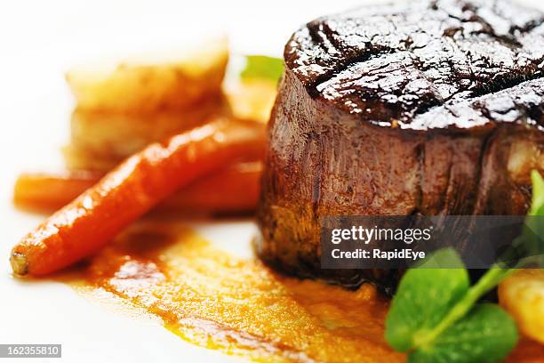 gegrilltes filetsteak und köstliche sie saftiges - vom holzkohlengrill stock-fotos und bilder