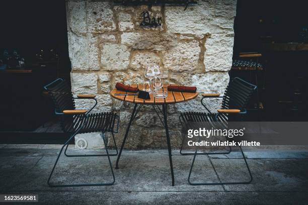 restaurant interior - table brick wall wood stockfoto's en -beelden