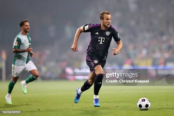 Harry Kane of Bayern Munich runs with the ball during the Bundesliga match between SV Werder Bremen and FC Bayern München at Wohninvest Weserstadion...