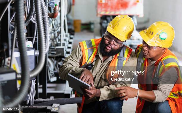 deux travailleurs inspectent l’équipement de réfrigération industrielle - electricien photos et images de collection
