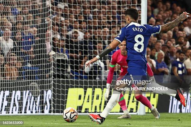 Luton Town's Belgian goalkeeper Thomas Kaminski eyes the ball as Chelsea's Argentinian midfielder Enzo Fernandez advances with a goal opportunity...